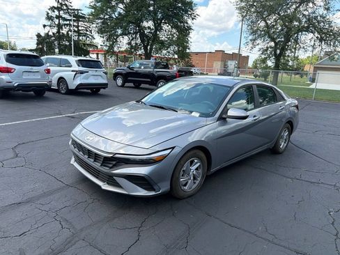 Used 2025 Hyundai Elantra SE w/ Cargo Package FWD image 2