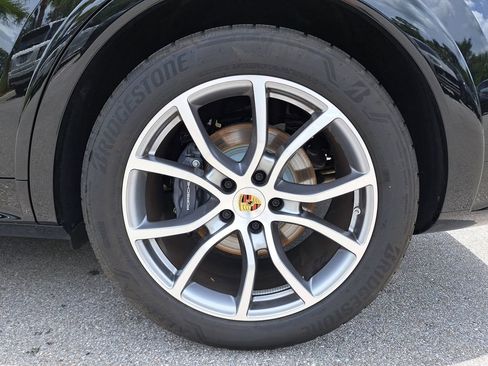 Certified 2025 Porsche Cayenne Base image 14