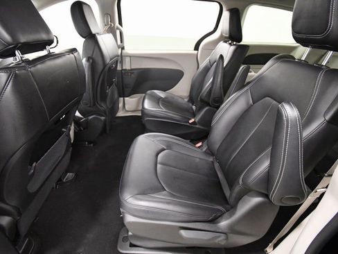 Used 2024 Chrysler Pacifica Select image 15