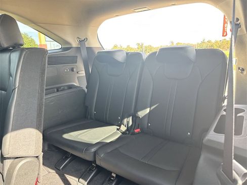 Used 2024 Kia Sorento S image 30
