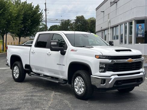 Used 2024 Chevrolet Silverado 2500 LT AWD/4WD image 3