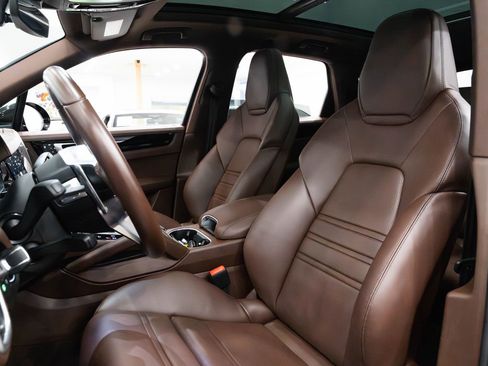Used 2023 Porsche Cayenne AWD/4WD image 17