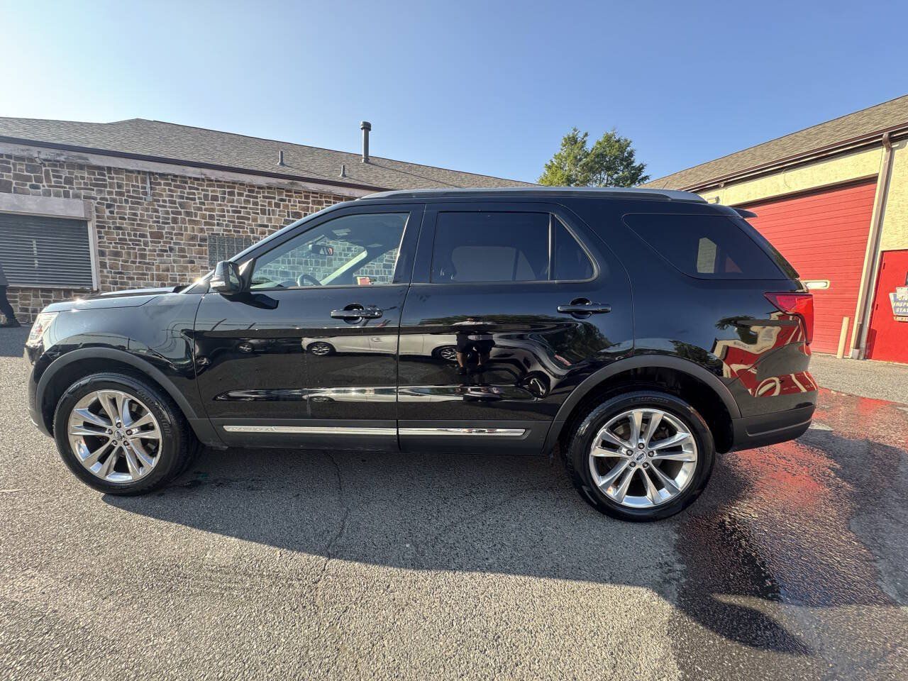 Used 2018 Ford Explorer XLT w/ Equipment Group 202A AWD/4WD image 3