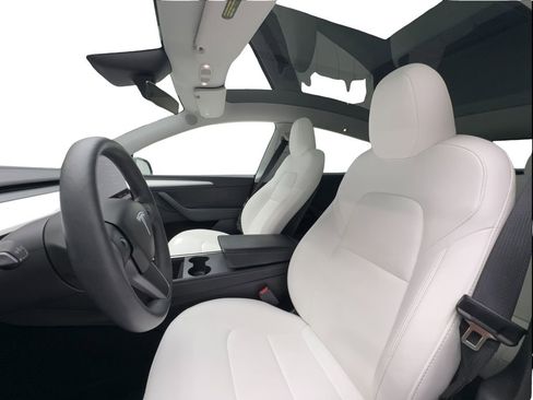 Used 2024 Tesla Model Y 2WD image 17