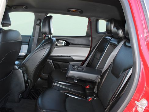 Used 2023 Jeep Compass Limited image 18