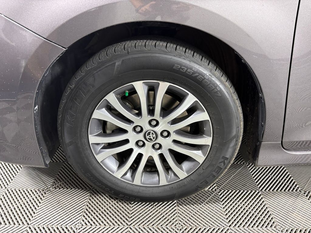 Used 2020 Toyota Sienna XLE FWD image 11