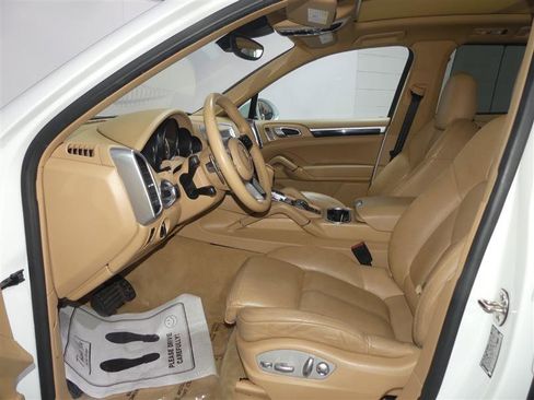 Used 2017 Porsche Cayenne Platinum Edition image 21