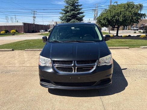 Used 2013 Dodge Grand Caravan SXT FWD image 2