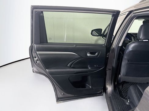 Used 2018 Toyota Highlander SE FWD image 28