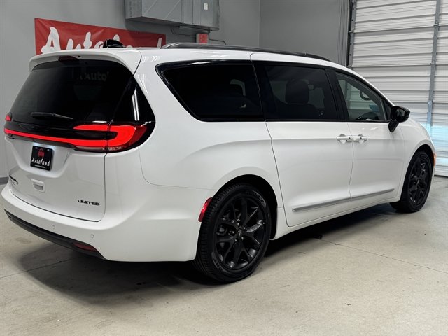 Used 2025 Chrysler Pacifica Limited FWD image 7