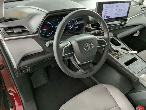 Used 2025 Toyota Sienna XLE FWD image 11