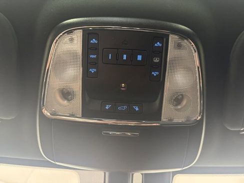 Used 2018 Jeep Grand Cherokee Overland image 15