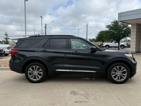 Used 2022 Ford Explorer XLT w/ Equipment Group 202A image 7