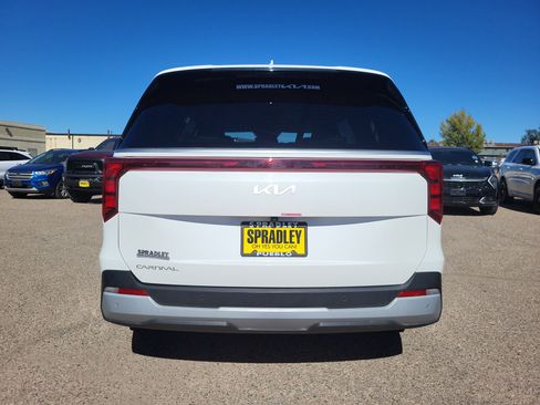 Used 2025 Kia Carnival EX image 11