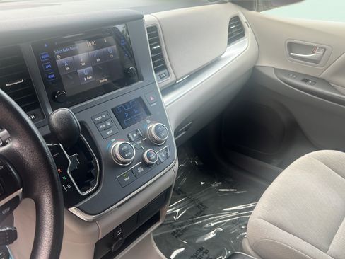 Used 2016 Toyota Sienna LE FWD image 11