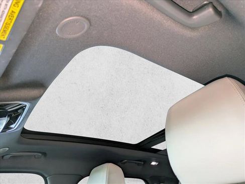 Used 2022 Land Rover Range Rover Velar R-Dynamic S image 18