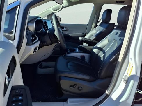 Used 2024 Chrysler Pacifica Touring-L image 11