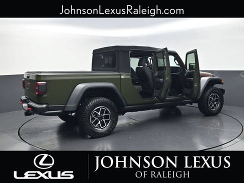 Used 2024 Jeep Gladiator Rubicon w/ Convenience Group AWD/4WD image 32