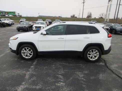 Used 2018 Jeep Cherokee Latitude image 2