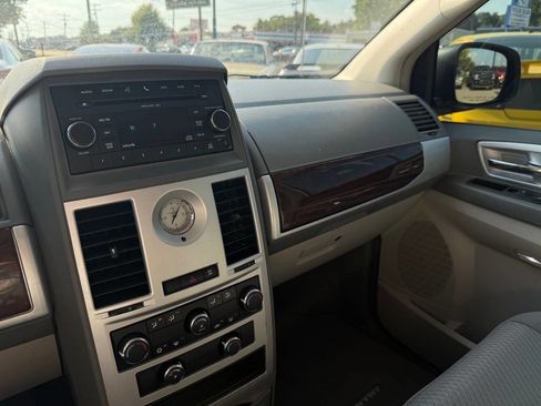 Used 2010 Chrysler Town & Country Touring image 17