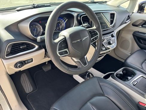 Used 2024 Chrysler Pacifica Touring-L image 19