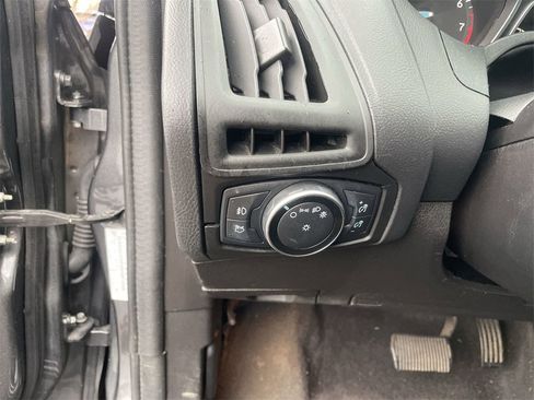 Used 2018 Ford Focus SE w/ SE Appearance Package image 18