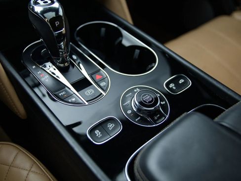 Used 2017 Bentley Bentayga AWD/4WD image 36