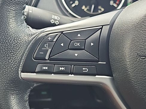 Used 2017 Nissan Rogue SV FWD image 22