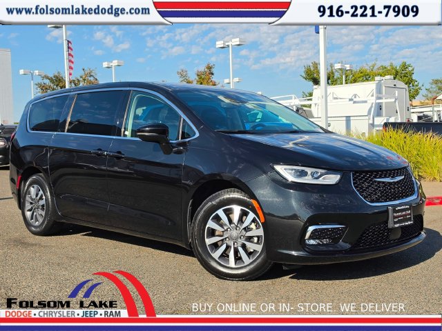 Used 2022 Chrysler Pacifica Touring-L FWD image 1