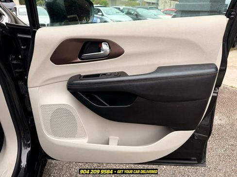 Used 2019 Chrysler Pacifica Touring-L FWD image 29
