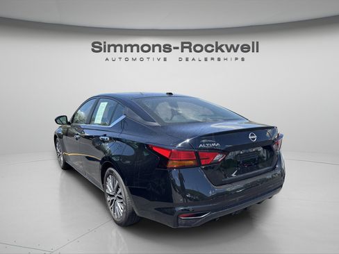 Used 2025 Nissan Altima 2.5 SV FWD image 2