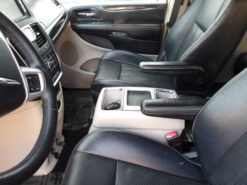 Used 2014 Chrysler Town & Country Touring-L w/ Driver Convenience Group FWD image 17
