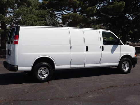 Used 2018 Chevrolet Express 2500 Extended RWD image 4
