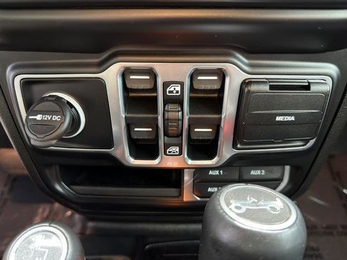Used 2020 Jeep Wrangler Unlimited Sahara AWD/4WD image 30