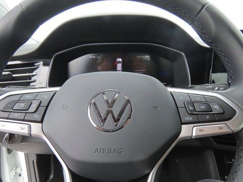 Used 2025 Volkswagen Jetta SE FWD image 27