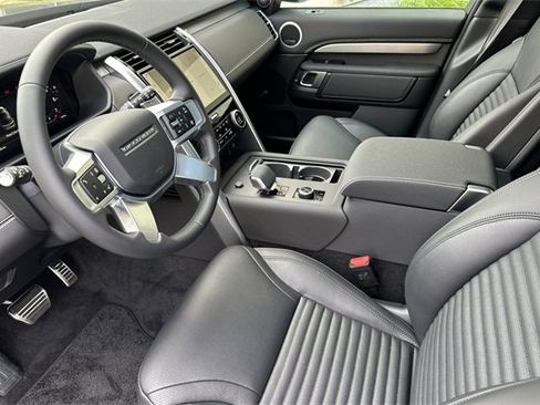 New 2025 Land Rover Discovery Dynamic SE image 9