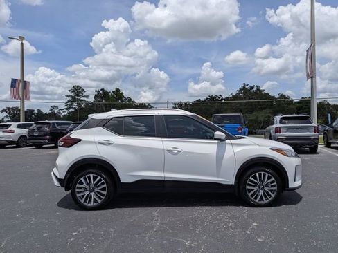 Used 2024 Nissan Kicks SV FWD image 2