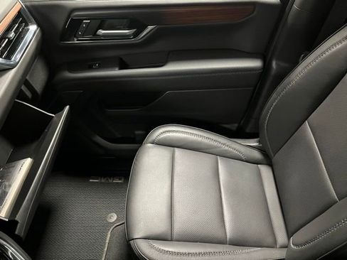 Used 2025 GMC Yukon XL Denali AWD/4WD image 39
