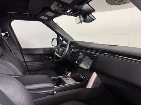 Certified 2025 Land Rover Range Rover SV image 35
