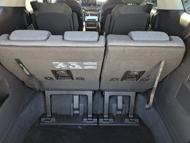 Used 2025 Kia Carnival LX FWD image 14