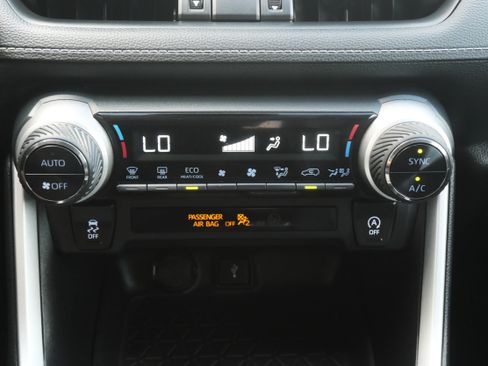 Used 2021 Toyota RAV4 XLE Premium image 28