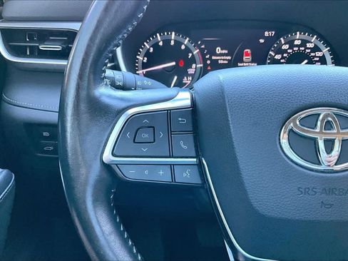 Used 2021 Toyota Highlander XLE AWD/4WD image 24