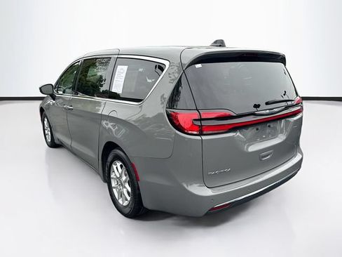 Used 2023 Chrysler Pacifica Touring-L FWD image 8