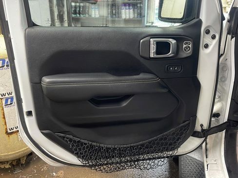 Used 2019 Jeep Wrangler Unlimited Sahara image 11