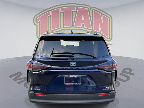 Used 2024 Toyota Sienna LE AWD/4WD image 4