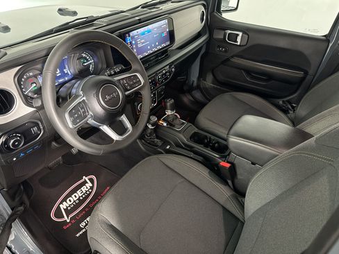 Used 2024 Jeep Wrangler Unlimited Sahara w/ Technology Group AWD/4WD image 19
