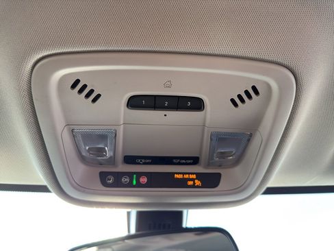 Used 2021 Chevrolet Traverse LT image 22