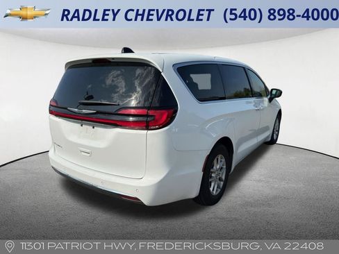 Used 2024 Chrysler Pacifica Touring-L image 5