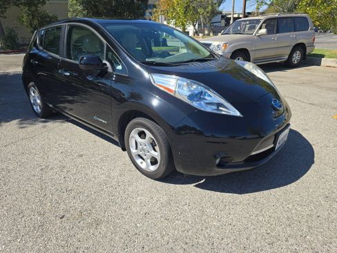 Used 2015 Nissan Leaf SV w/ LED & Quick Charge Package FWD image 3