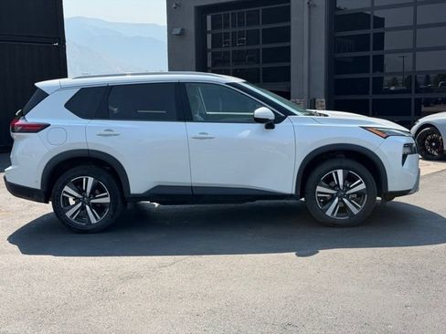 Used 2024 Nissan Rogue SL AWD/4WD image 3